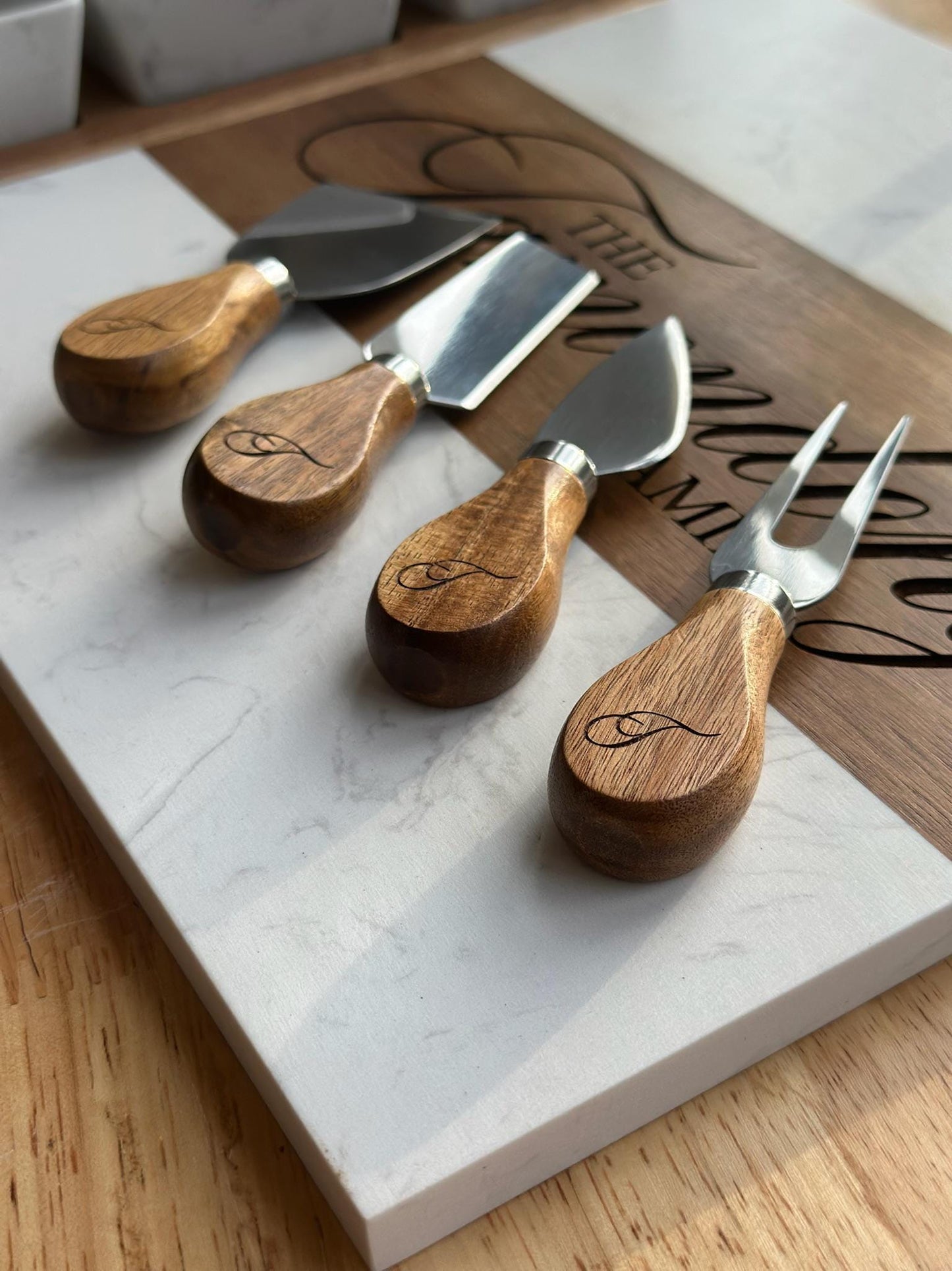 Personalized Marble and Wood Charcuterie Board with Engraved Knives, Custom Cheese Board Set, Housewarming Gift, Wedding Gift, Realtor gift
