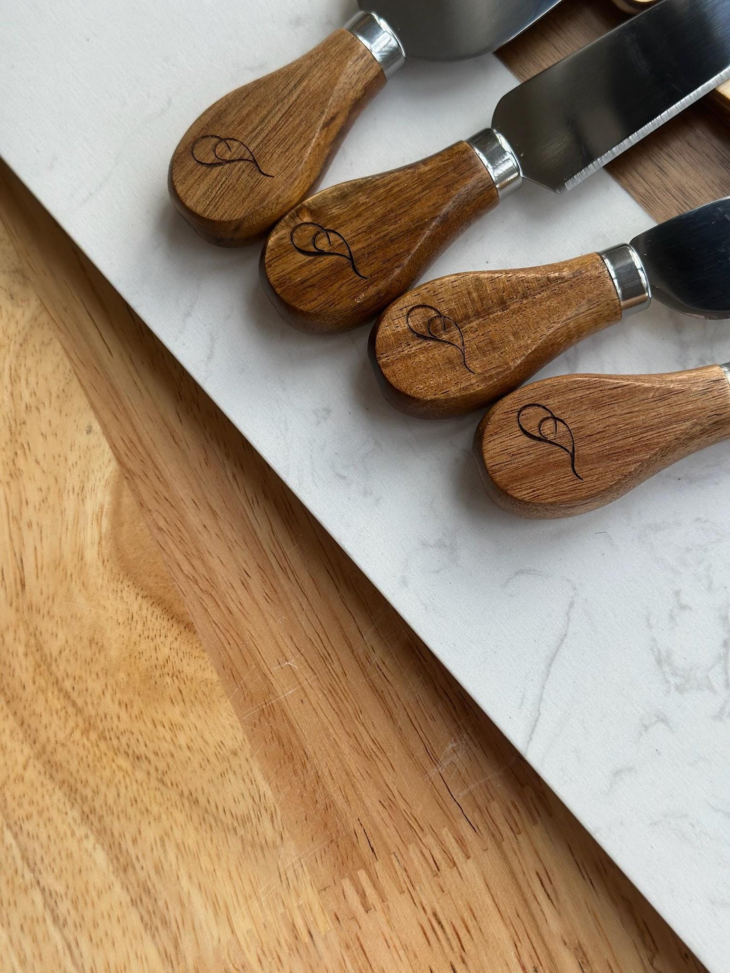 Personalized Marble and Wood Charcuterie Board with Engraved Knives, Custom Cheese Board Set, Housewarming Gift, Wedding Gift, Realtor gift