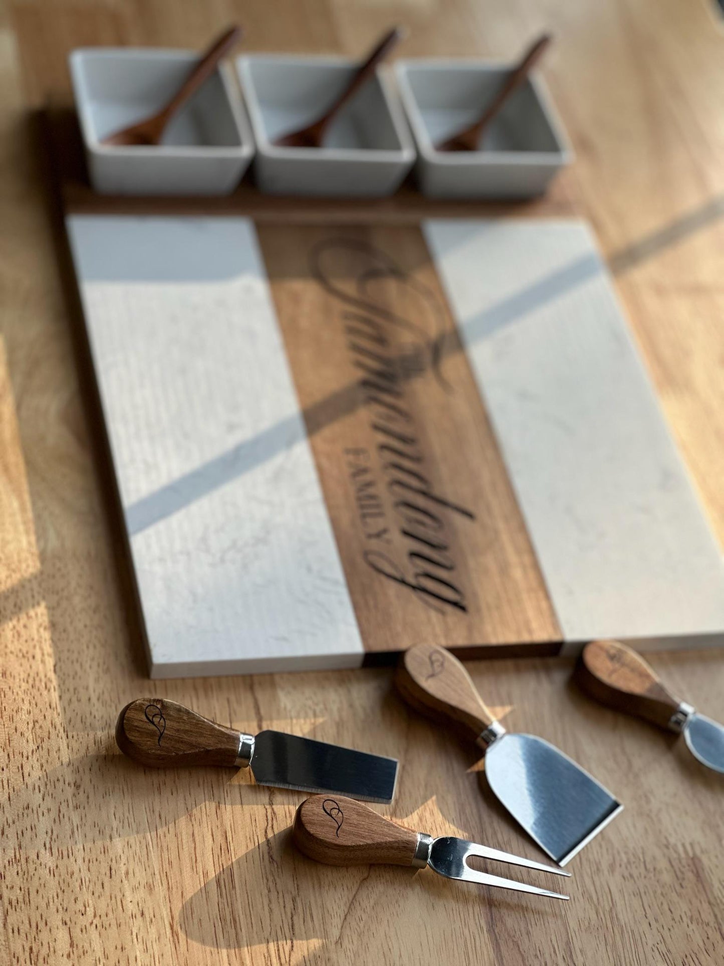 Personalized Marble and Wood Charcuterie Board with Engraved Knives, Custom Cheese Board Set, Housewarming Gift, Wedding Gift, Realtor gift